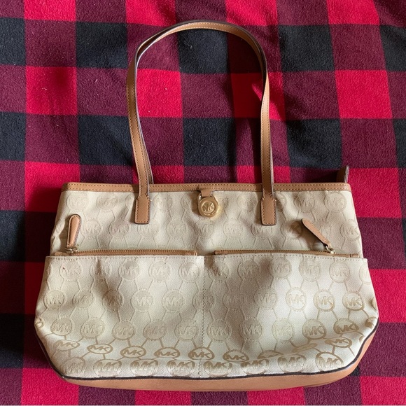 Michael Kors Kempton Signature Medium Tote. In good condition. - Picture 10 of 12